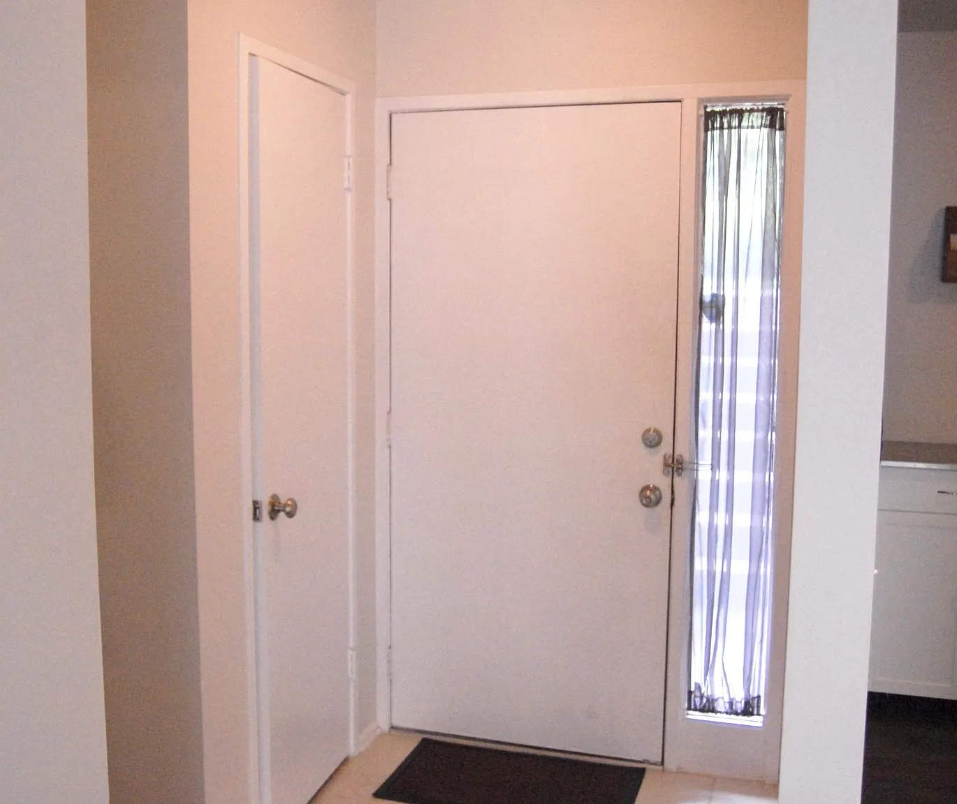 2438 Glengyle Dr — Photo 2