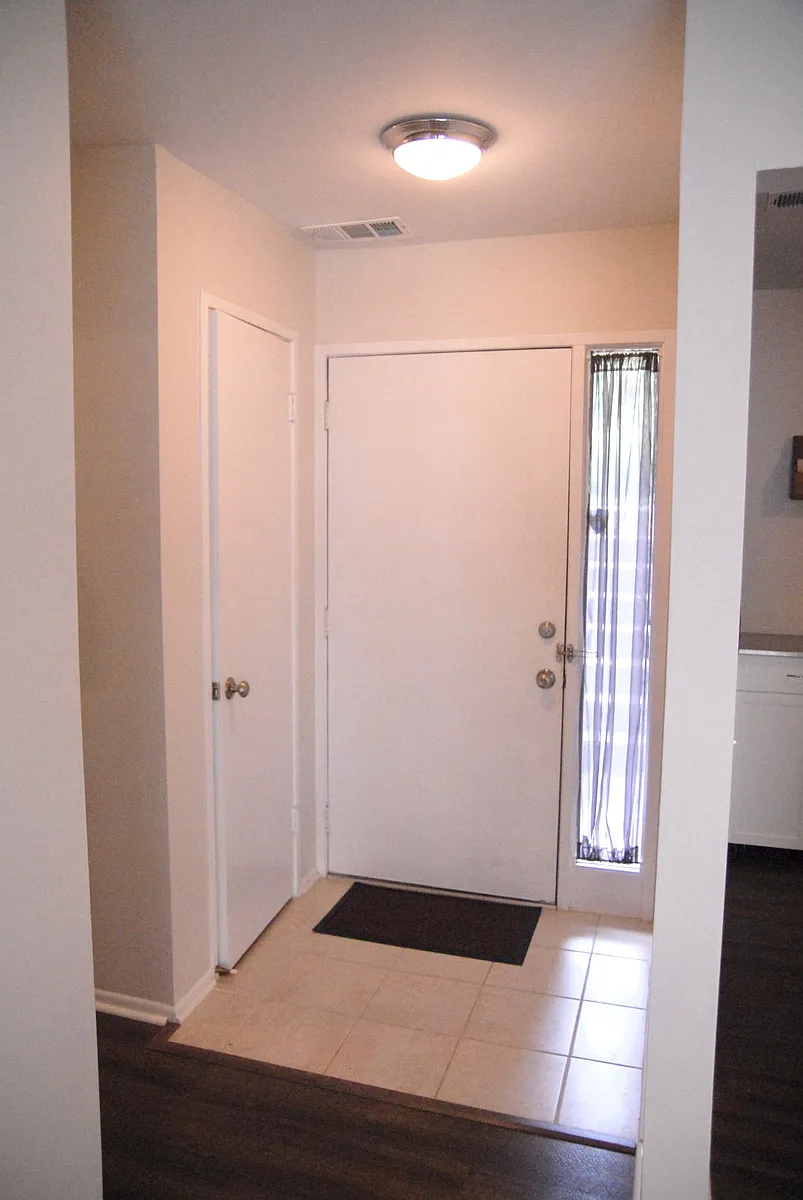 Entryway - 2438 Glengyle Dr