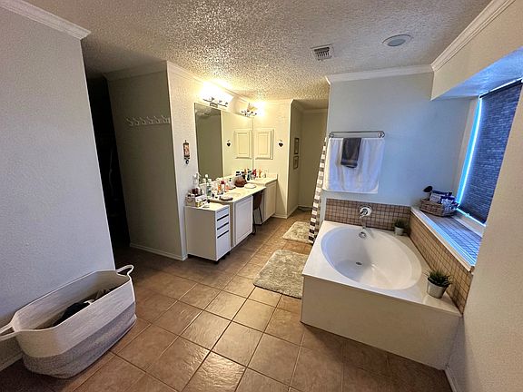 master bath, garden tub and stall shower separate