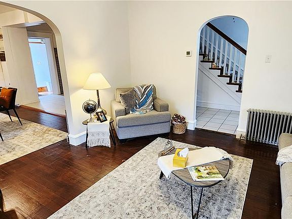 5th image of 209 Oak St