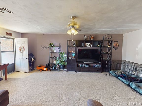 4th image of 928 Williams St