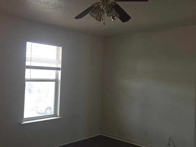 1107 Circle M Dr — Photo 5