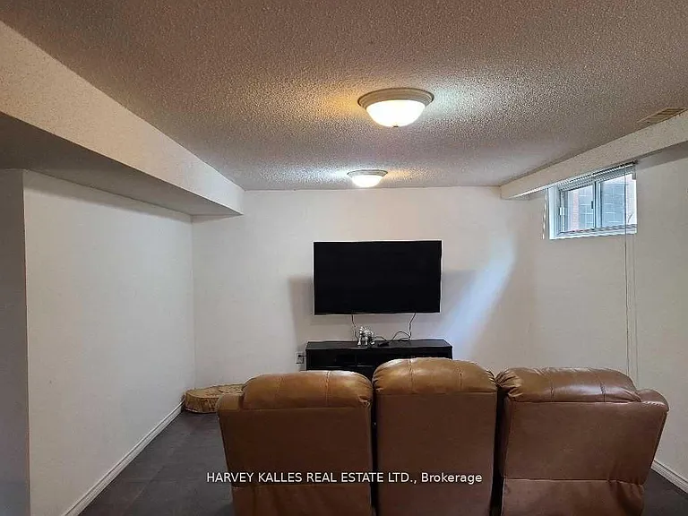 2379 Hensall St #LOWER — Photo 4