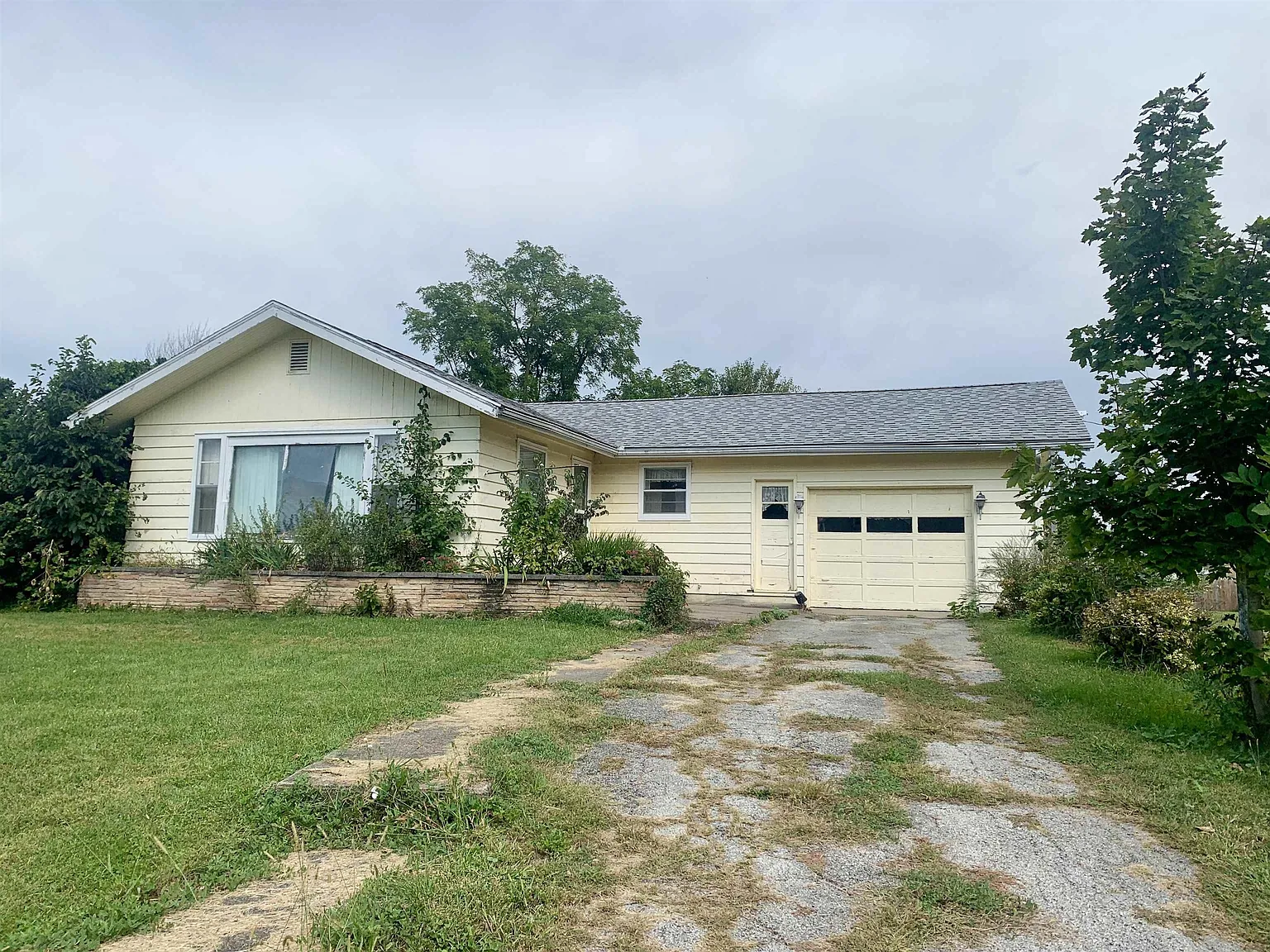 1220 W Oak St photo 1