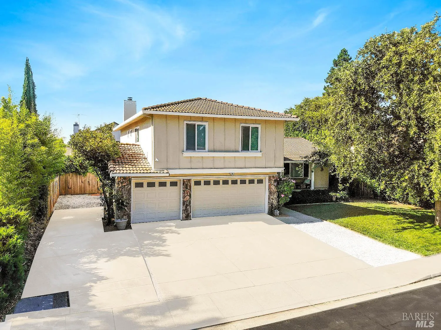1025 Suffolk Way photo 1
