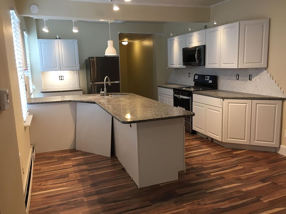 breakfast bar can seat up to 4 chairs