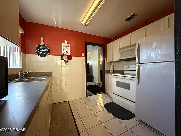 5th image of 348 Pleasant St