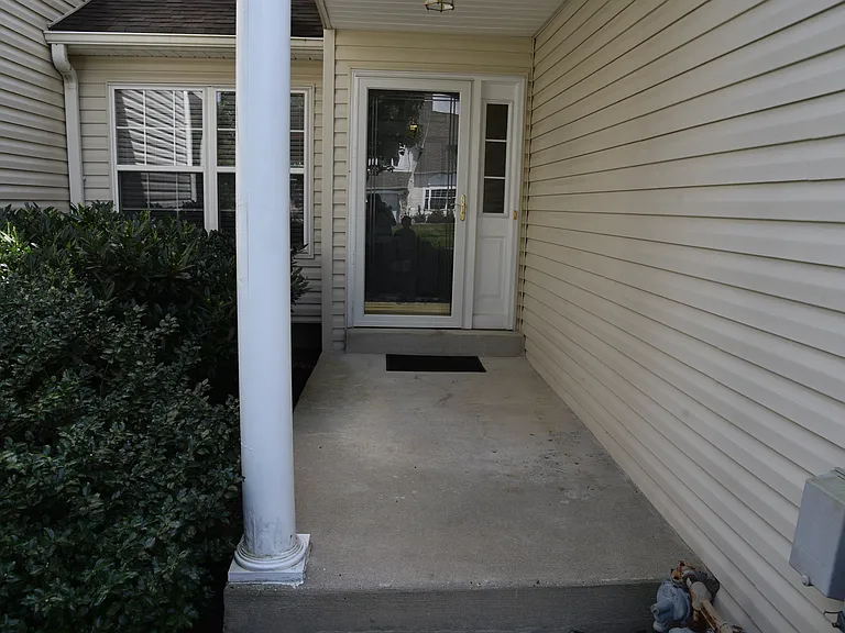 921 Bentley Ct — Photo 3