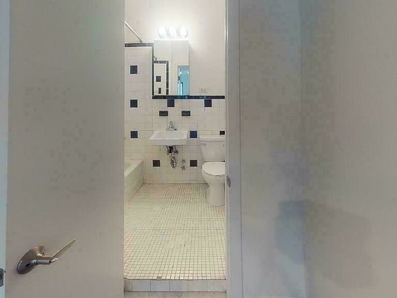 4th image of 427 E 73rd St #3C