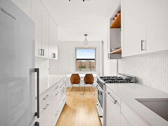 3rd image of 80 La Salle St APT 16B