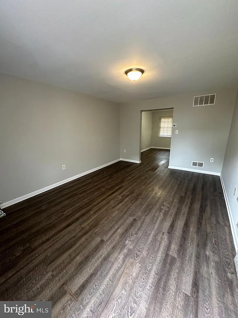 3 bed, 1032 sqft, $2,300 — Photo 3