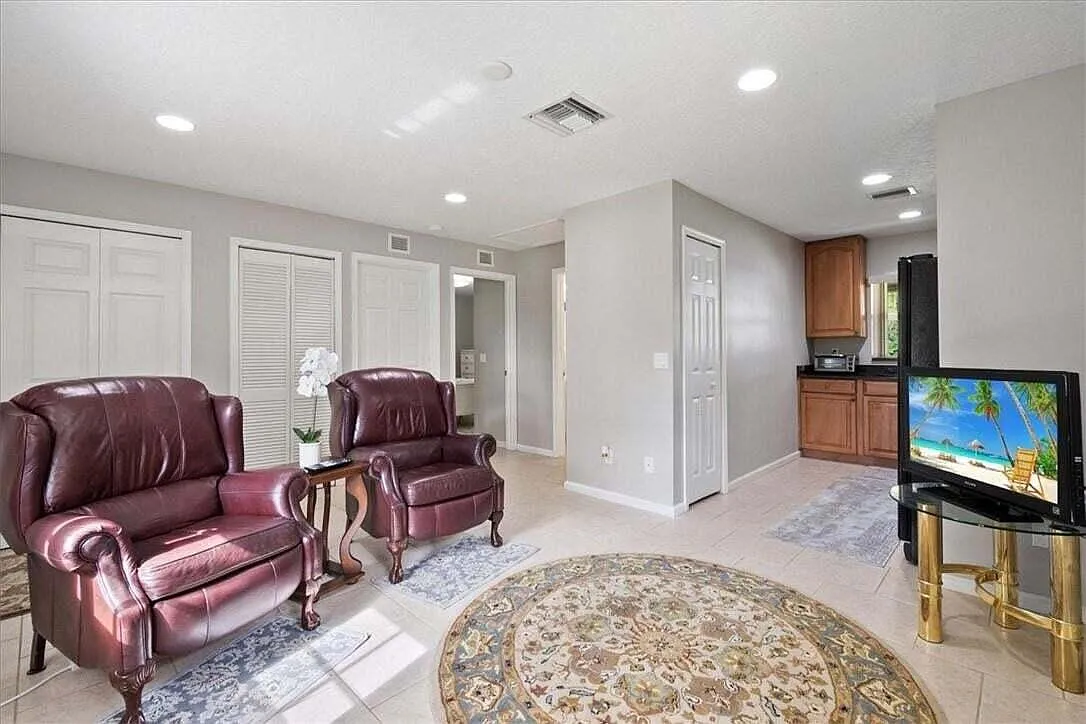 2 bed, 1.0 bath, 785 sqft, $2,100 — Photo 2