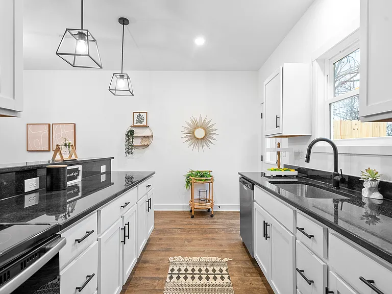 914 Power St — Photo 13
