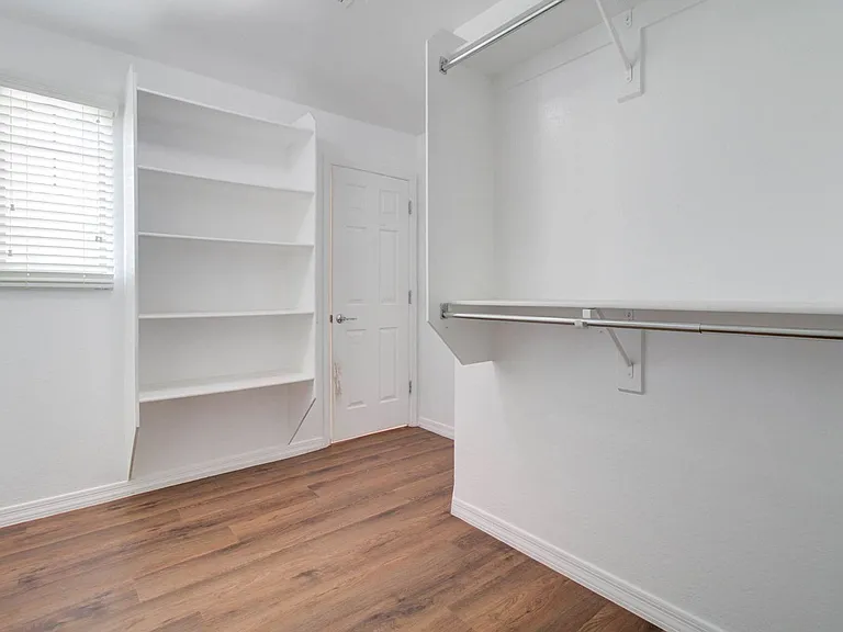 2143 W Marconi Ave — Photo 44