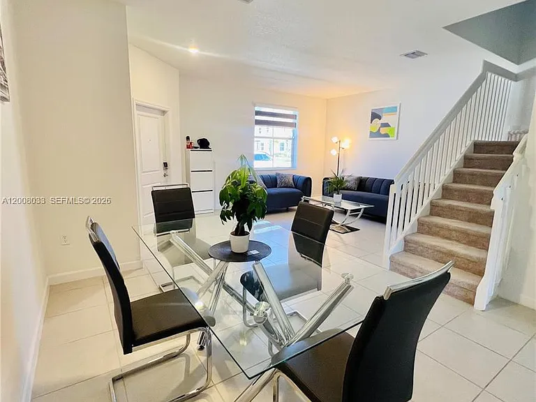 2562 SE 29th St — Photo 3