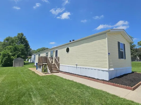 11325 140th St Trlr 141, Davenport, IA 52804