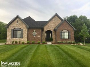 250 Willow Lake Dr, Oxford, MI 48371