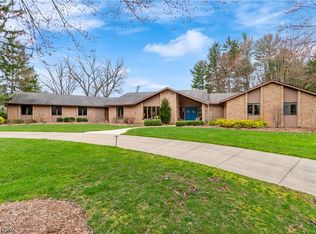 1037 Robinwood Hills Dr, Akron, OH 44333