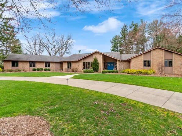 1037 Robinwood Hills Dr, Akron, OH 44333