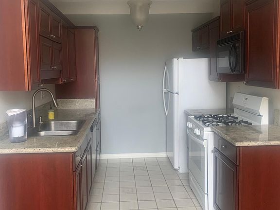4th image of 565 Esplanade Unit 403