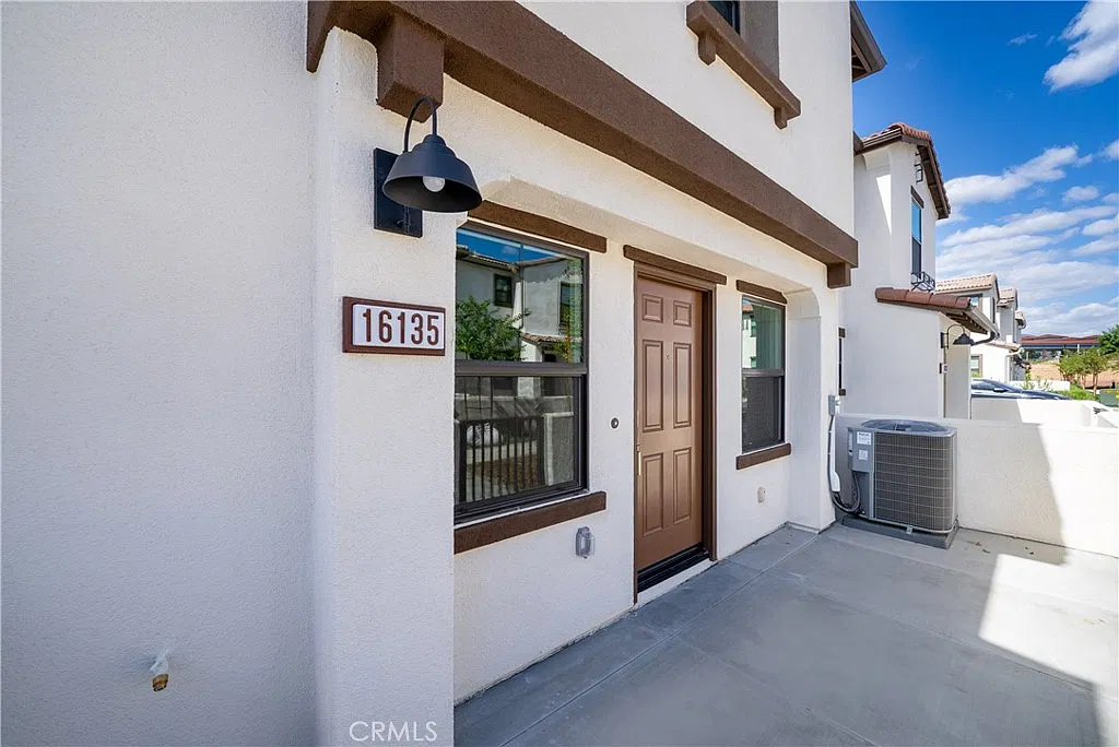3 bed, 2.5 bath, 1500 sqft, $3,300 — Photo 2