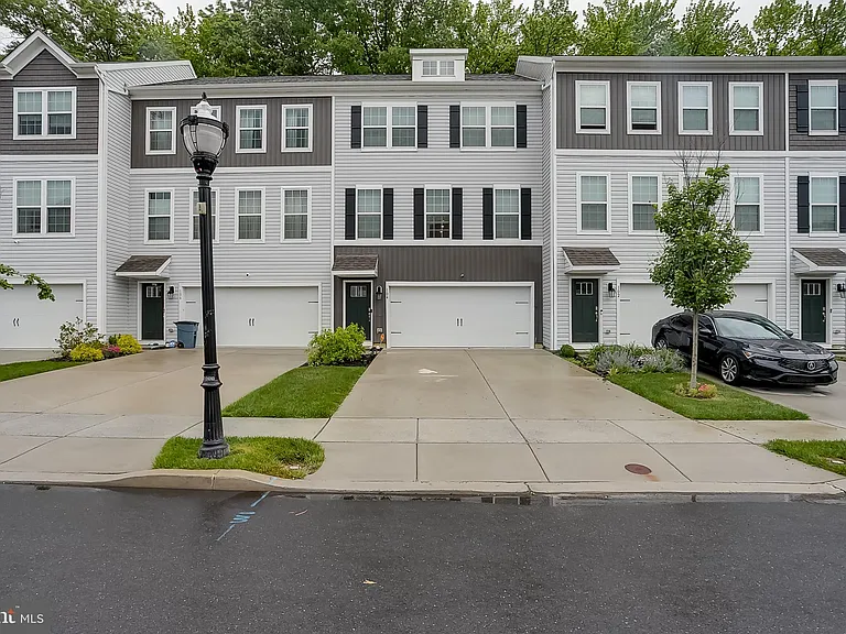 104 Levis Dr — Photo 2