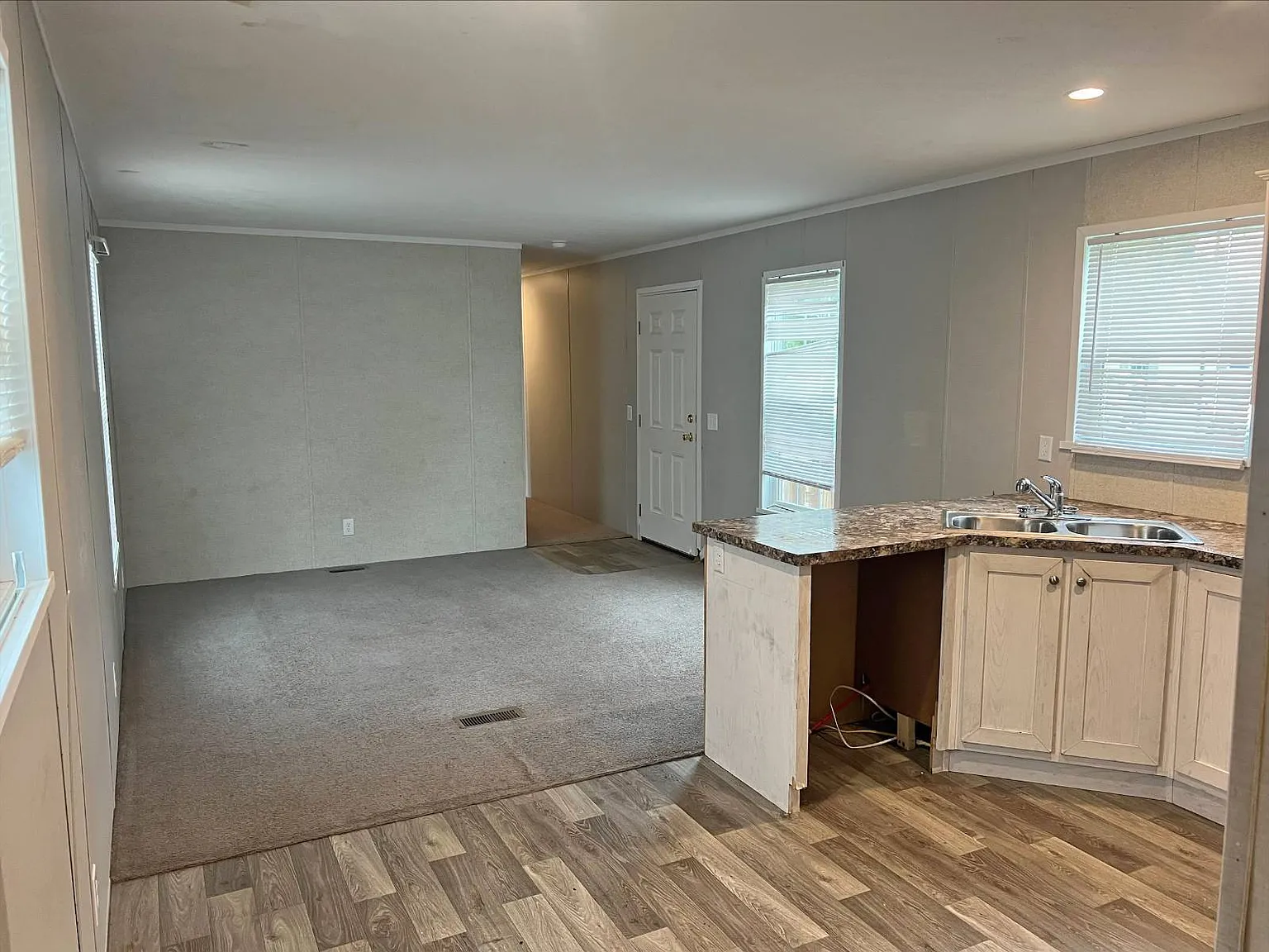 3 bed, 2.0 bath, 860 sqft, $995 — Photo 2