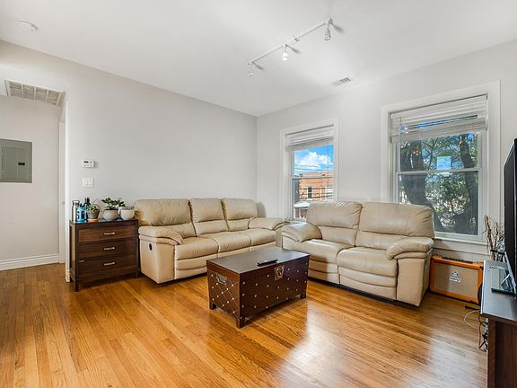 3rd image of 3608 N Oakley Ave #2