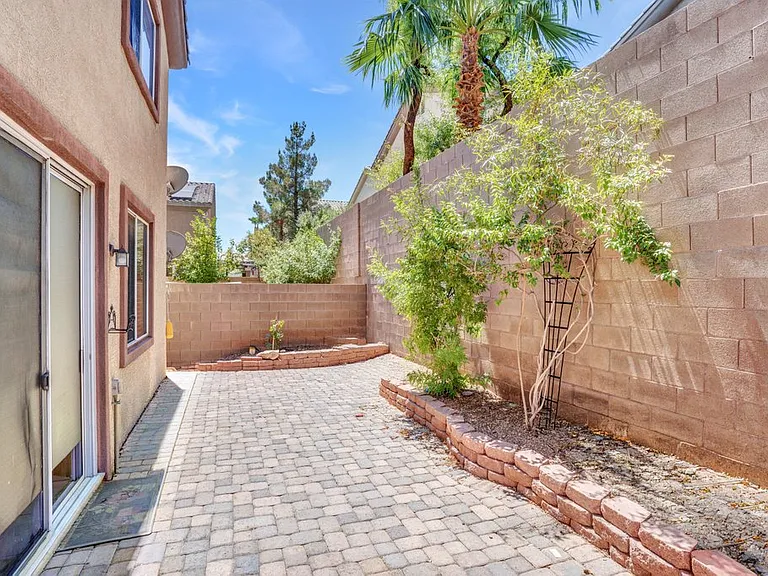 527 Newberry Springs Dr — Photo 37