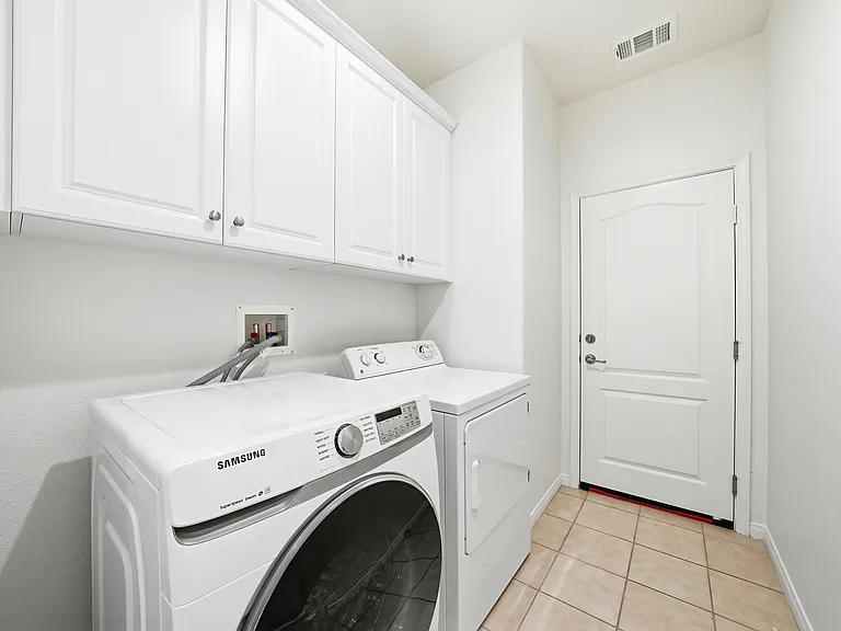 37 Roycroft — Photo 18