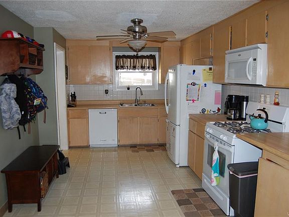 3rd image of 285 Doris Dr