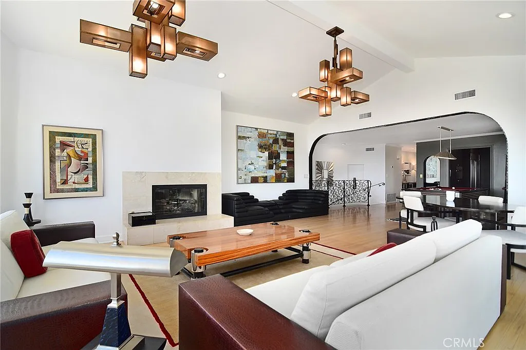 6 bed, 5.5 bath, 4734 sqft, $15,000 — Photo 3