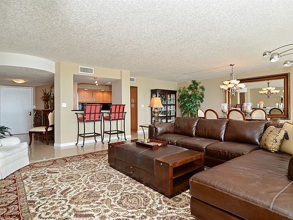 Living room / open kitchen