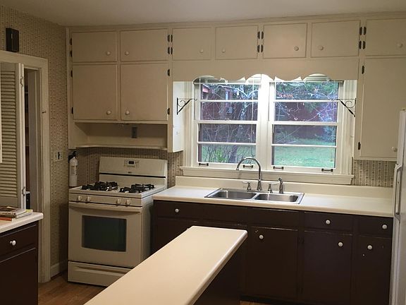 5th image of 11 Beech Hills Dr