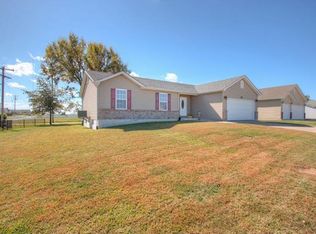 101 Hickory Trails Dr, Wright City, MO 63390