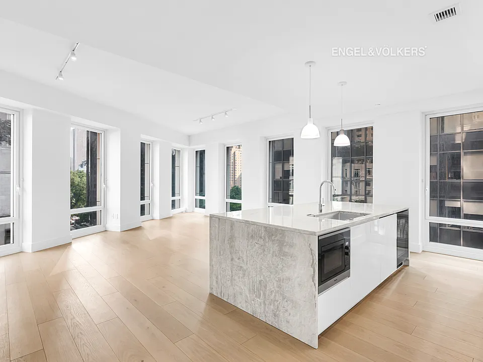 15 W 61st St #5A