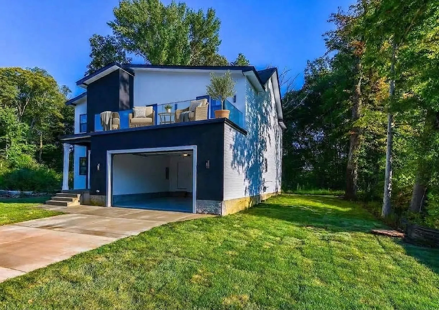 9 bed, 5000 sqft, $1,575 — Photo 1