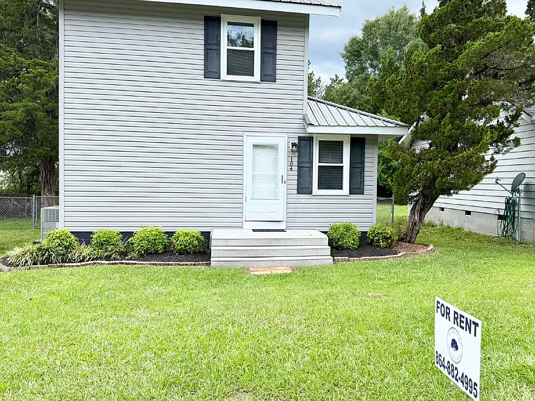 104 Caron Ln — Photo 1