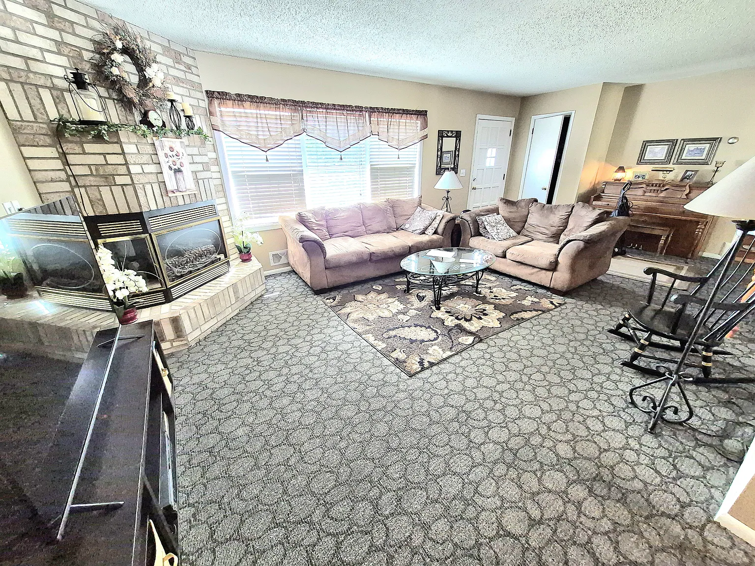 4 bed, 1850 sqft, $2,300 — Photo 4