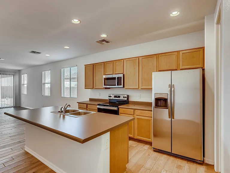 10819 W Lincoln St — Photo 12