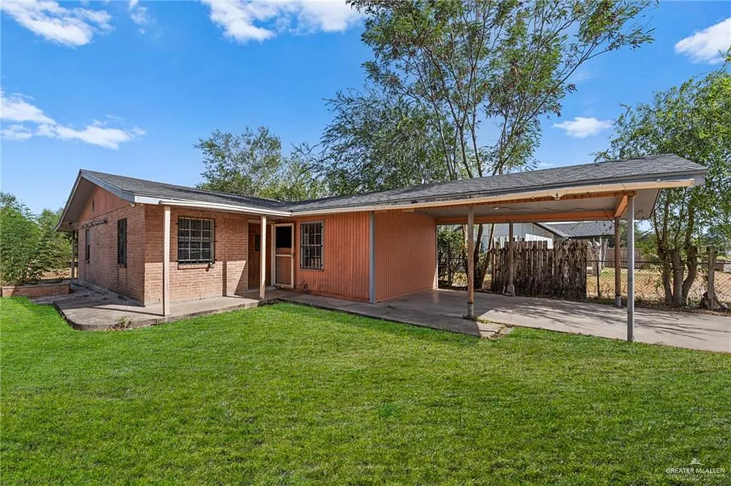 3 bed, 1.0 bath, 720 sqft, $850 — Photo 3