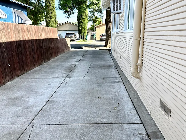 2133 E Washington St — Photo 10