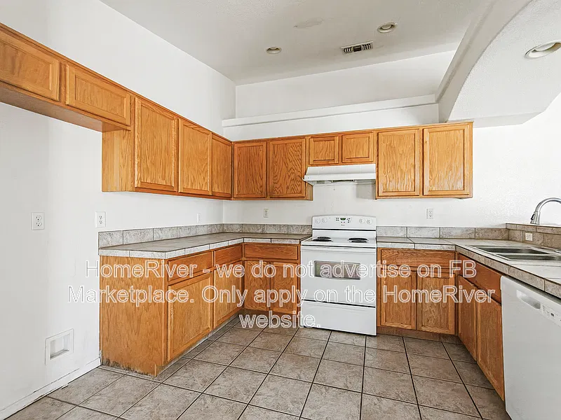 3 bed, 2.0 bath, 1326 sqft, $1,550 — Photo 3
