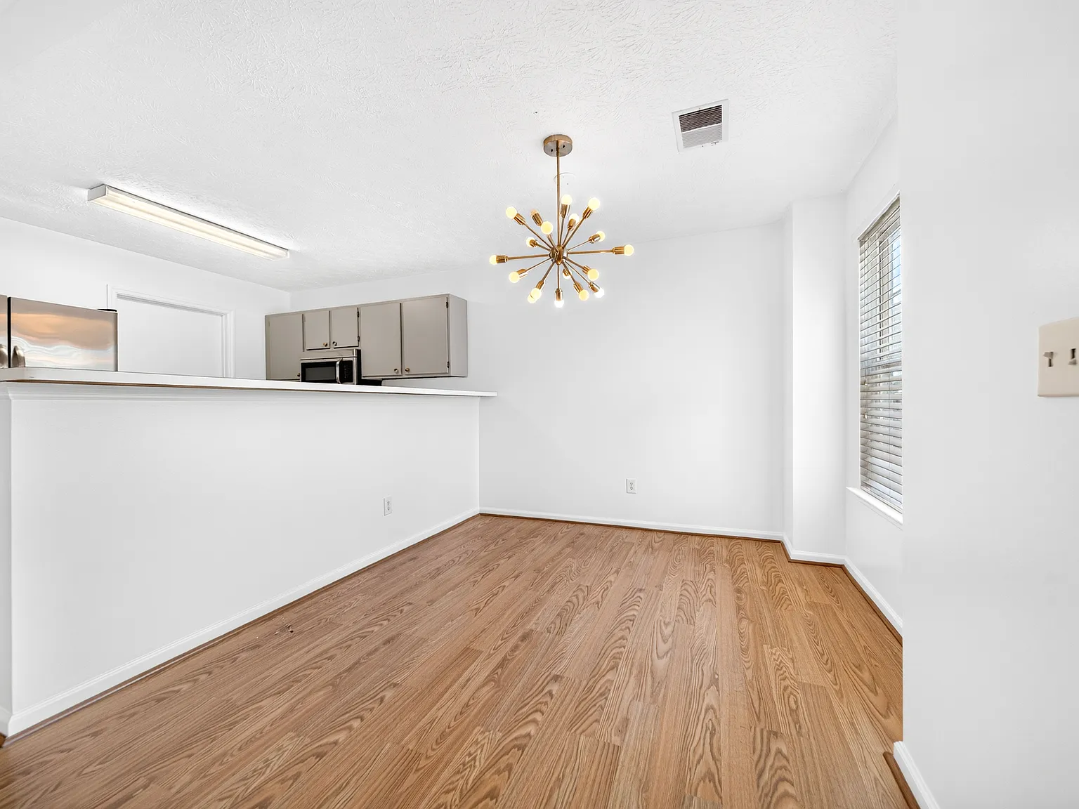 2 bed, 1095 sqft, $1,600 — Photo 2