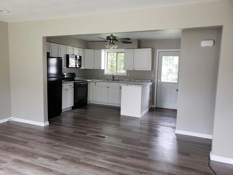 1810 Roosevelt Ave — Photo 3