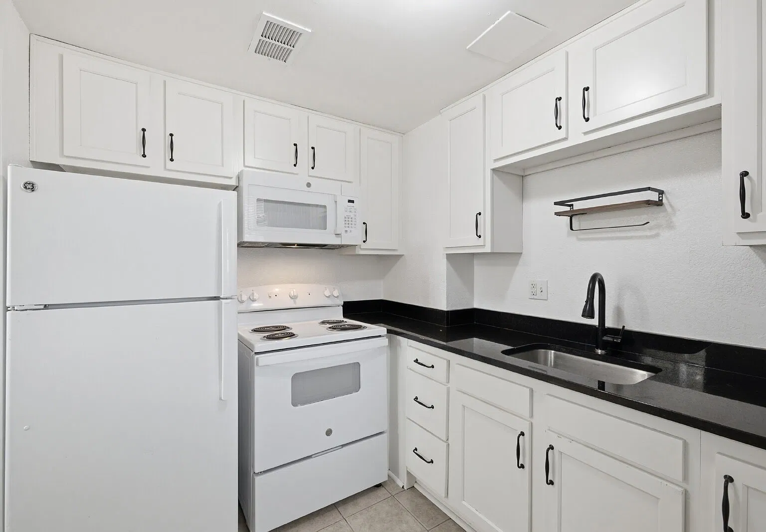 1 bed, 1.0 bath, 700 sqft, $1,295 — Photo 1