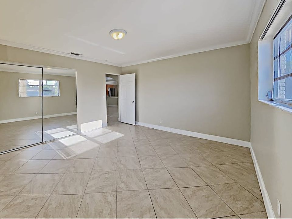 1st image of 5115 Royal Dr