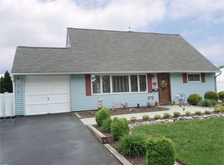 62 Jewel Ln, Levittown, PA 19055