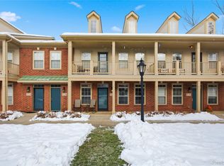 526 Red Oak Ct, Walled Lake, MI 48390