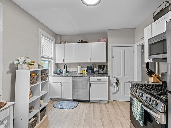 4th image of 901 N Franklin St #2